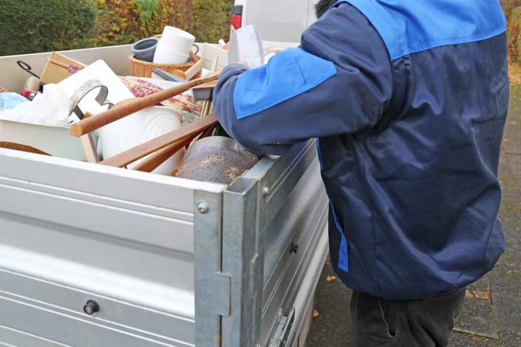 Effektive Beladung von Haushaltsgut in einen Anhänger während einer Haushaltsauflösung in Alsdorf-Ofden.