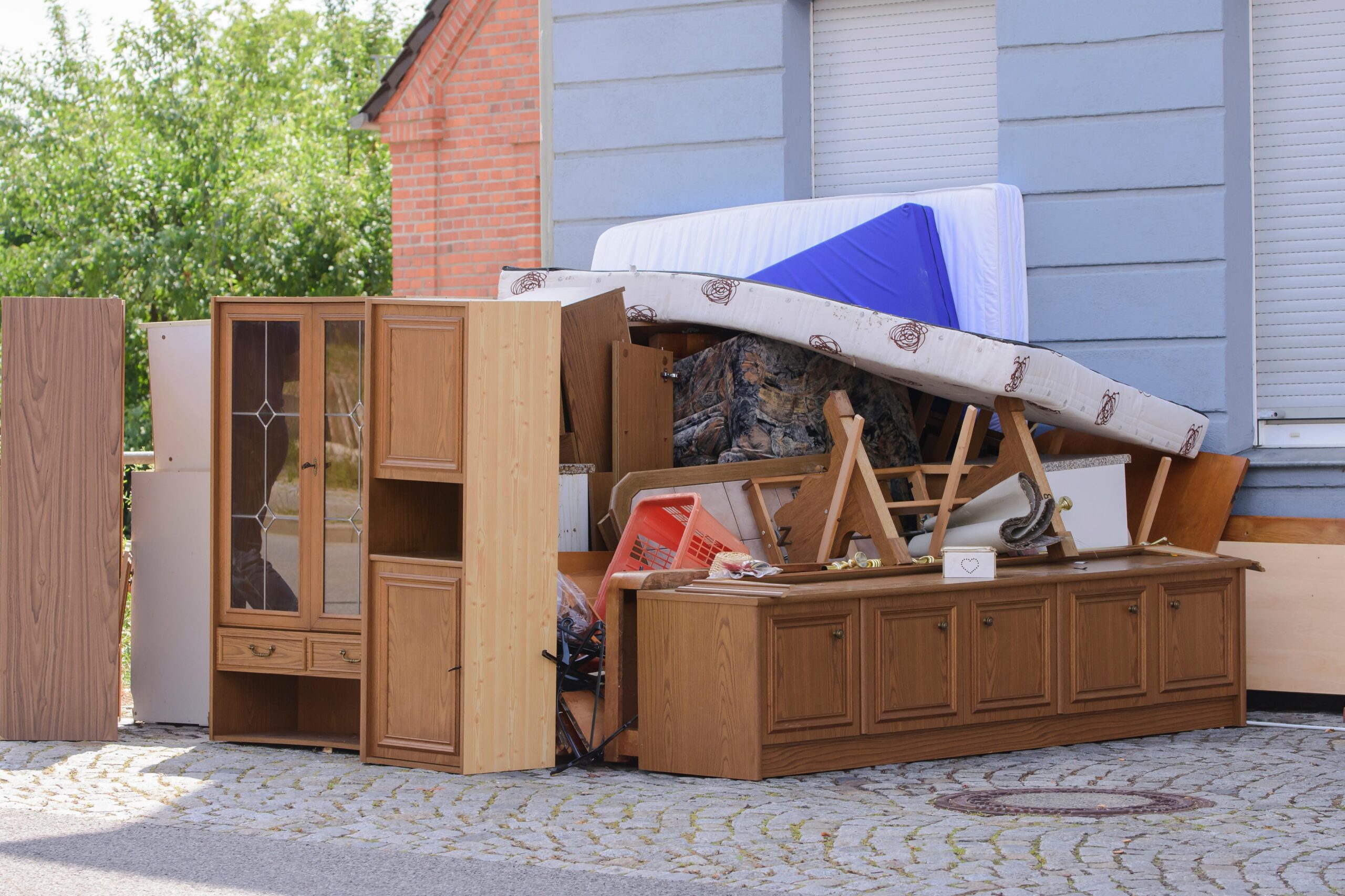 Räumung und Abtransport von Altmöbeln aus einer Mehrzimmerwohnung in Alsdorf-Mariadorf.