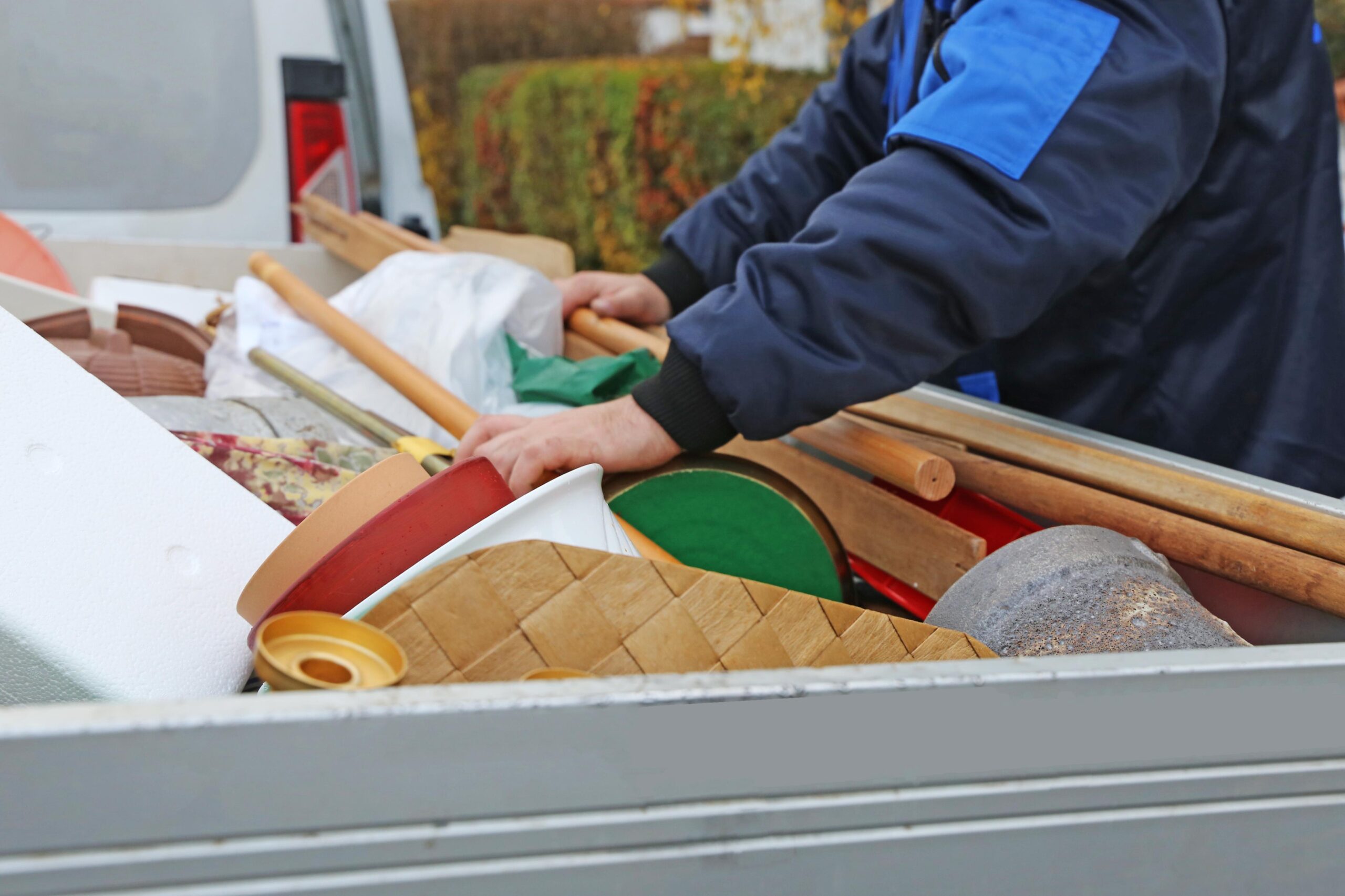 Präzise manuelle Trennung von verschiedenen Materialien zur Reduzierung von Restmüll bei einer Räumung in Alsdorf.